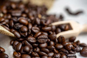 Kaffeebohnen geroestet und warme Getraenke